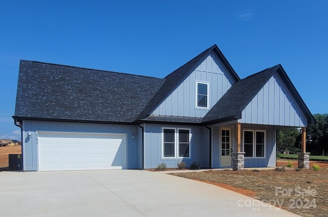 view of front facade featuring a garage