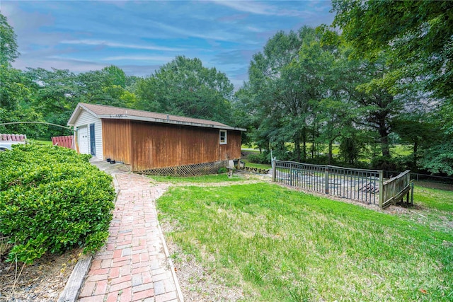 view of yard featuring an outbuilding