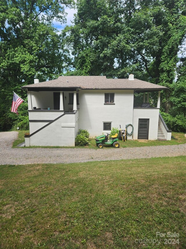 view of front facade with a front lawn