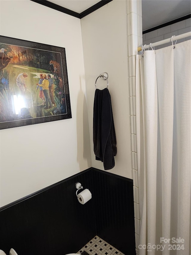 bathroom with a shower with curtain and crown molding