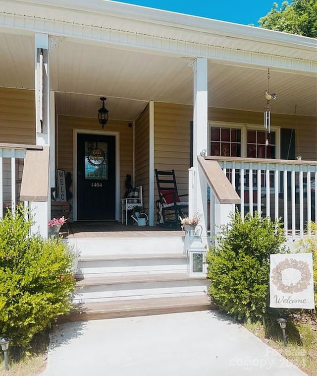 entrance to property featuring a porch