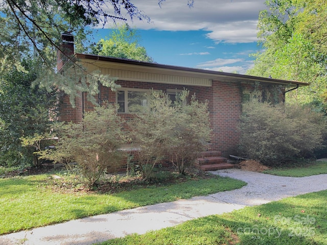 view of front facade with a front lawn