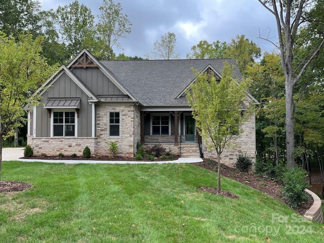 craftsman-style house featuring a front lawn