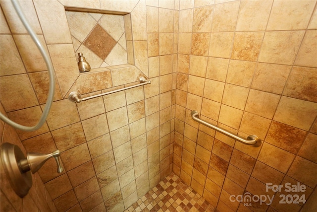 details featuring a tile shower