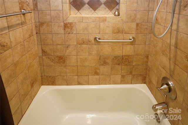 bathroom featuring tiled shower / bath