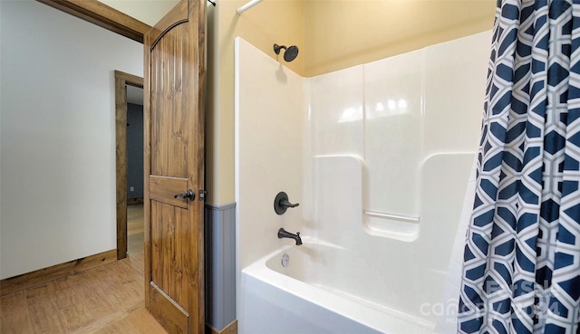 bathroom with shower / tub combo