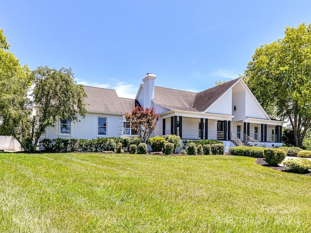 view of front facade featuring a front lawn and covered porch