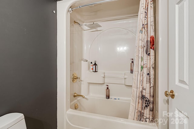 bathroom featuring toilet and shower / tub combo