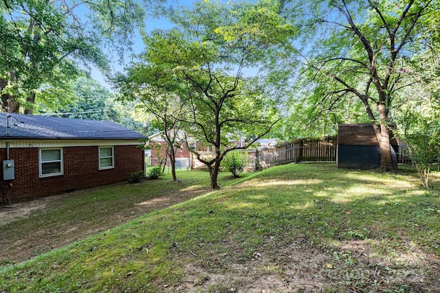 view of yard featuring a storage shed