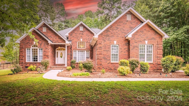 view of front property featuring a lawn