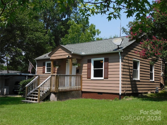 view of front of property with a front lawn