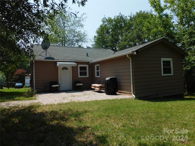 back of house featuring a yard