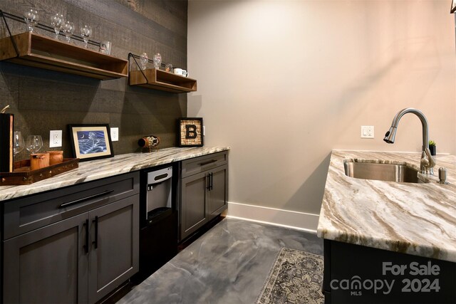 bar with a sink and baseboards