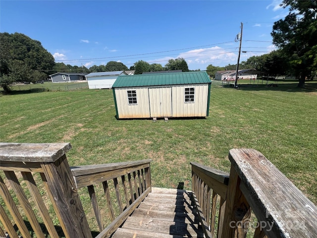 view of yard featuring a shed