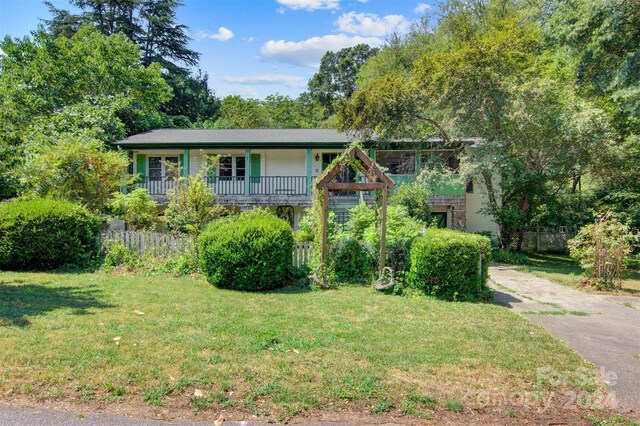 view of front of property featuring a porch and a front lawn