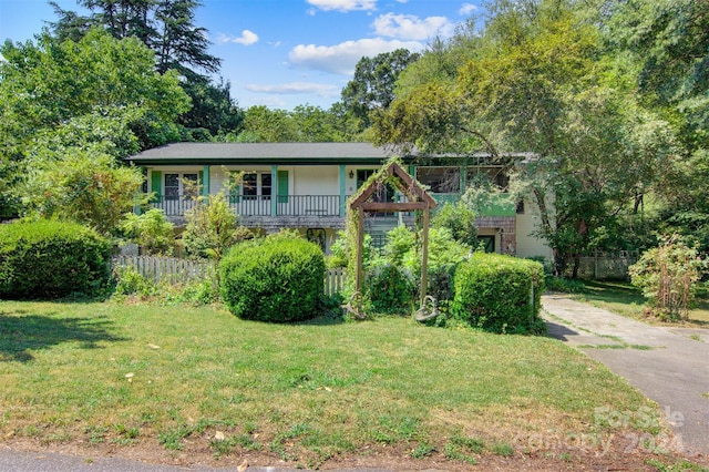 view of front of house with a front lawn