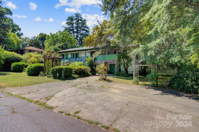 view of front facade featuring a front yard