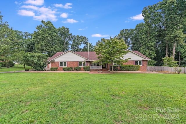 ranch-style house featuring a front yard