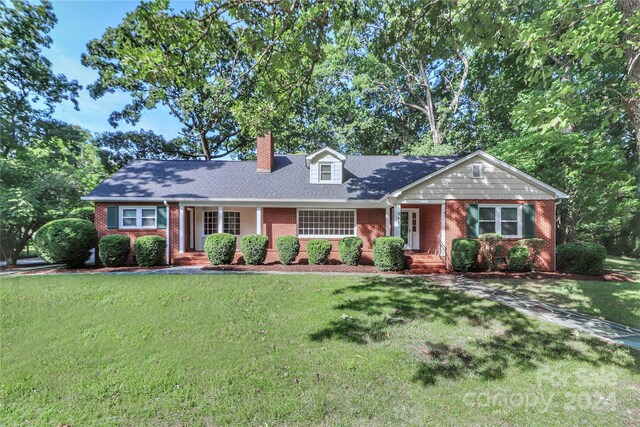 view of front of property featuring a front lawn