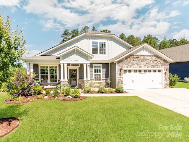 craftsman house featuring a garage and a front lawn