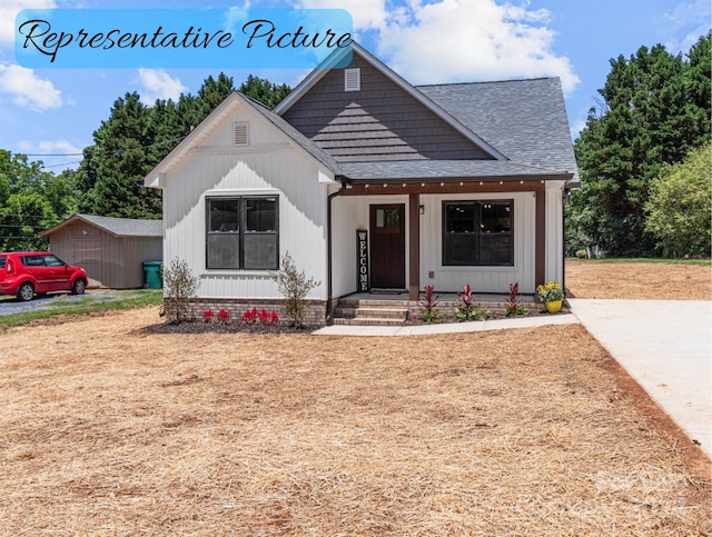 view of modern farmhouse style home