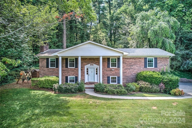 split foyer home featuring a front lawn