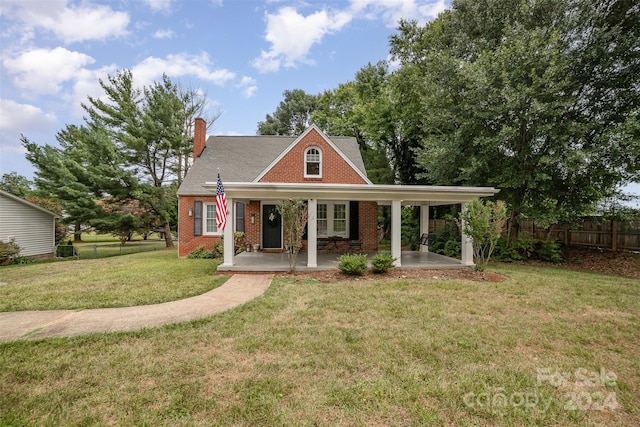 view of front facade with a front yard