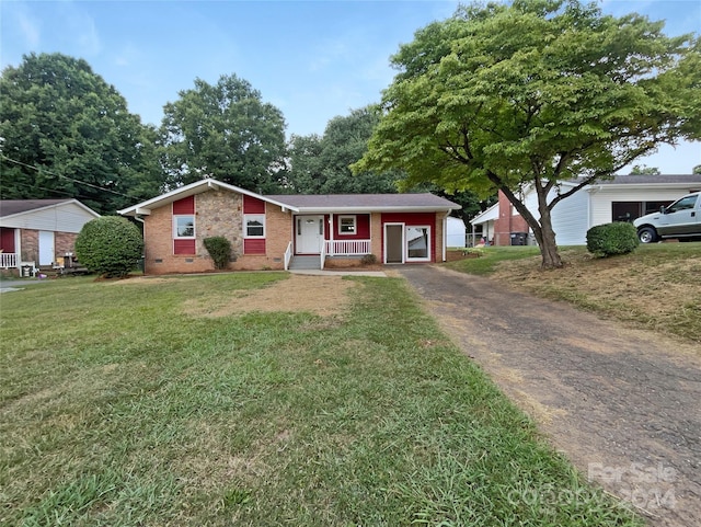 single story home featuring a front lawn