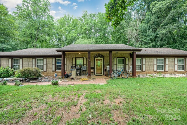 view of front of property with a front lawn