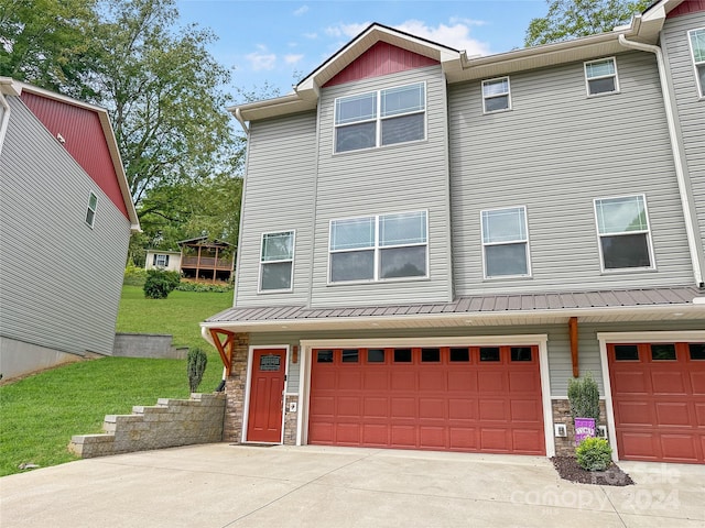 view of front of house featuring a front yard and a garage