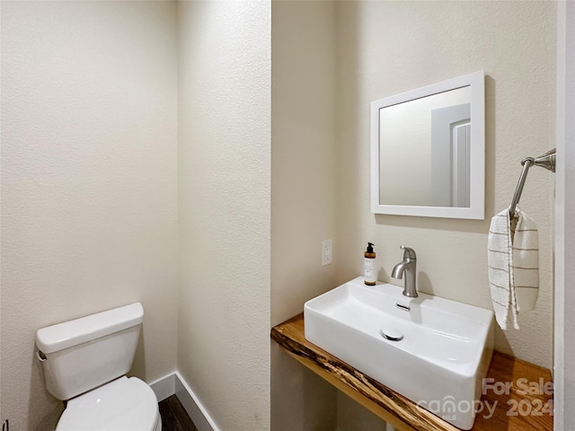 bathroom featuring sink and toilet