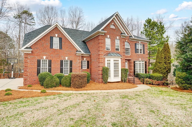 front of property featuring a front lawn