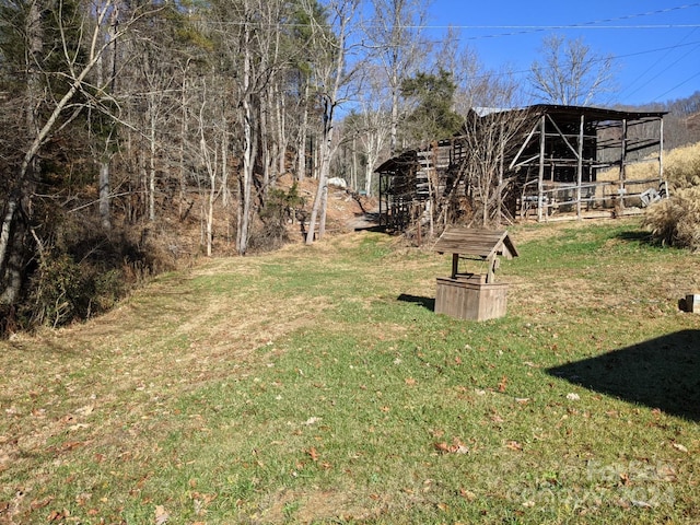 view of yard featuring an outdoor structure