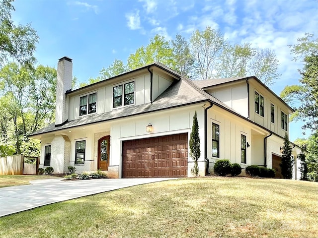 view of front facade featuring a garage and a front yard