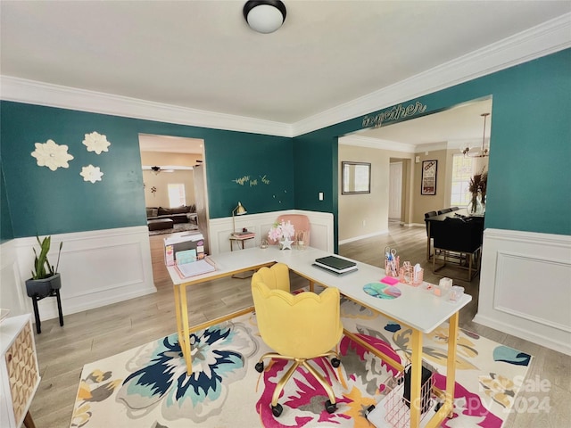 dining area with ceiling fan, light hardwood / wood-style floors, crown molding, and plenty of natural light