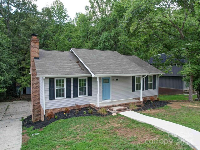 single story home with a front yard