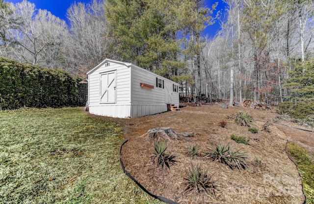 view of yard featuring an outbuilding and a shed