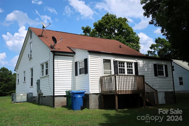 back of house featuring a yard