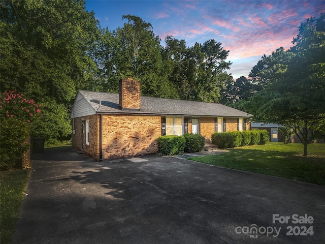 view of front of house featuring a yard