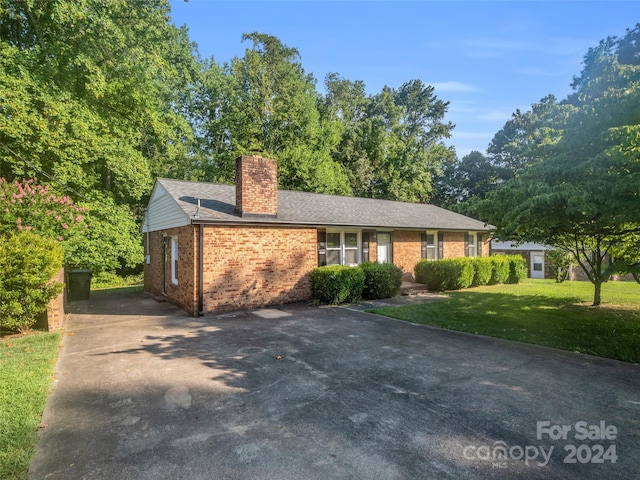 view of front of property with a front yard