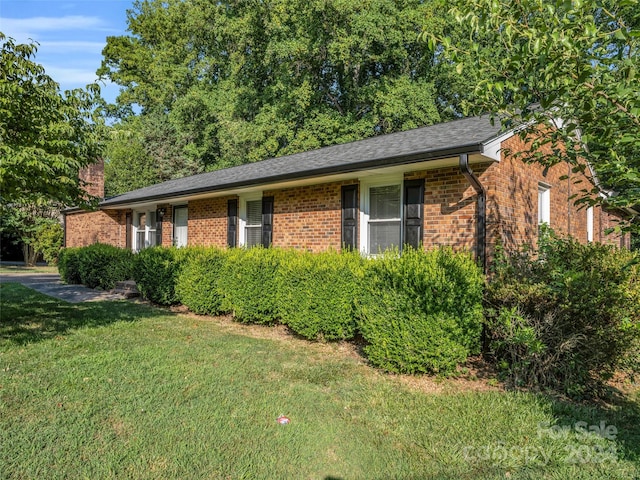 single story home featuring a front yard