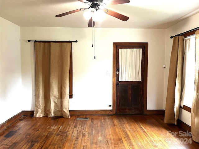 entrance foyer featuring dark wood-type flooring and ceiling fan