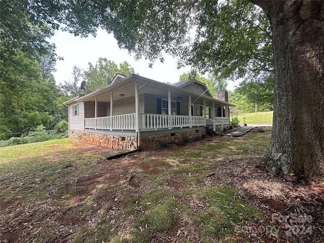 country-style home featuring covered porch