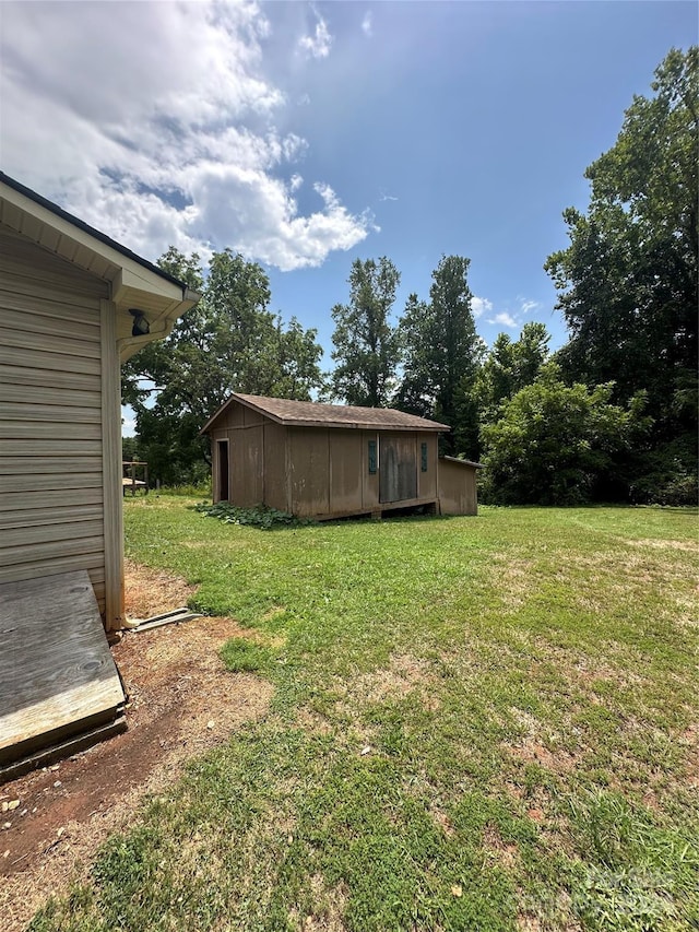 view of yard featuring a storage shed