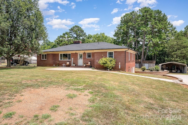 view of front of home featuring a front lawn and a carport