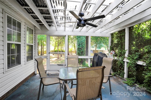 sunroom with ceiling fan