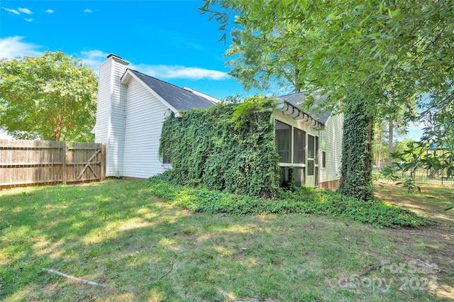 view of side of property featuring a lawn