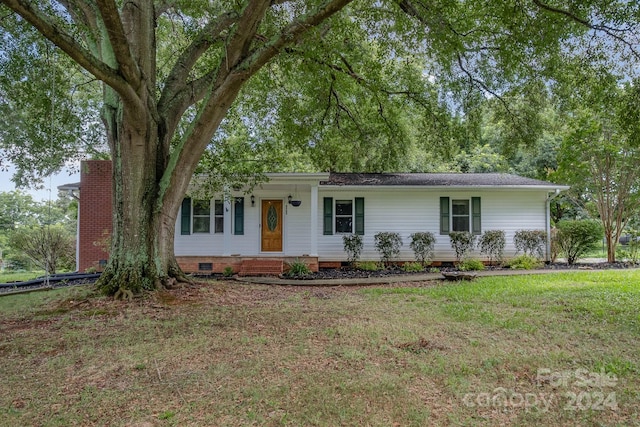 single story home with a front lawn