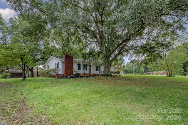 ranch-style home featuring a front yard