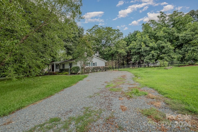 view of front of property featuring a front yard